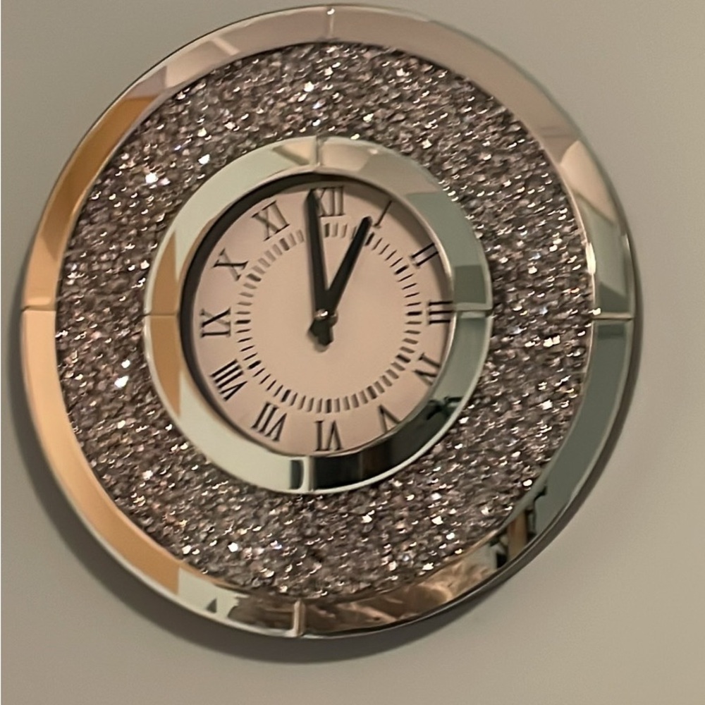 ❌❌SOLS❌❌ Silver Glitter Round Wall Clock - Elegant Home Accent